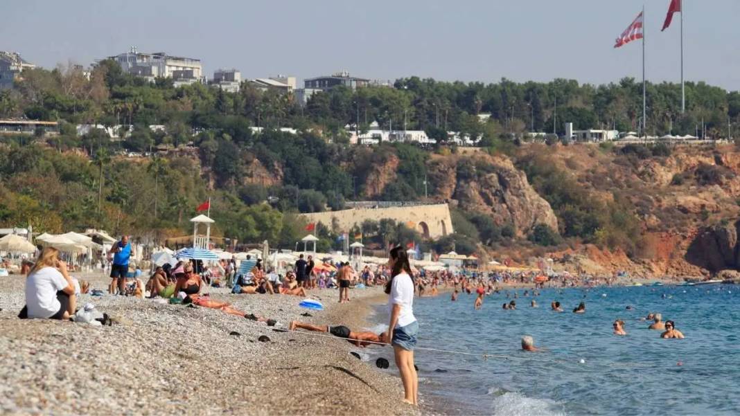 Türkiye Üşürken Antalya Güneşleniyor: Hava 26, Deniz 25 Derece! 3